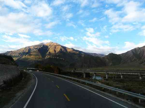 去西藏的珠穆朗玛峰旅游有哪些景点和需要注意的事项呢?