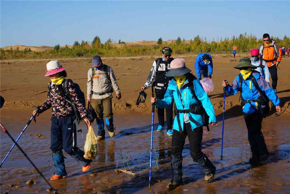 飘扬在库布齐沙漠上空的”正黄旗“